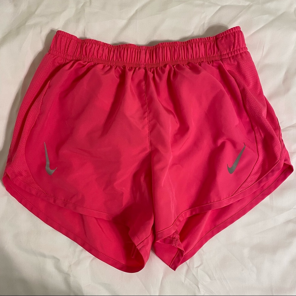 Hot pink NIKE shorts - Picture 4 of 7